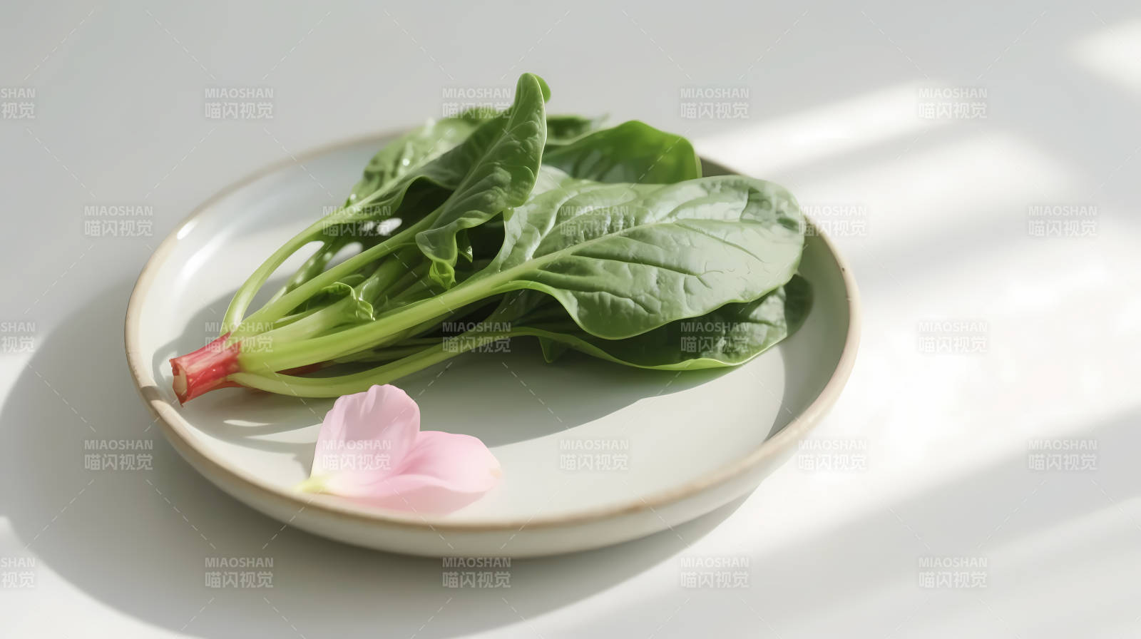 菠菜配粉瓣 清新盘上景图片