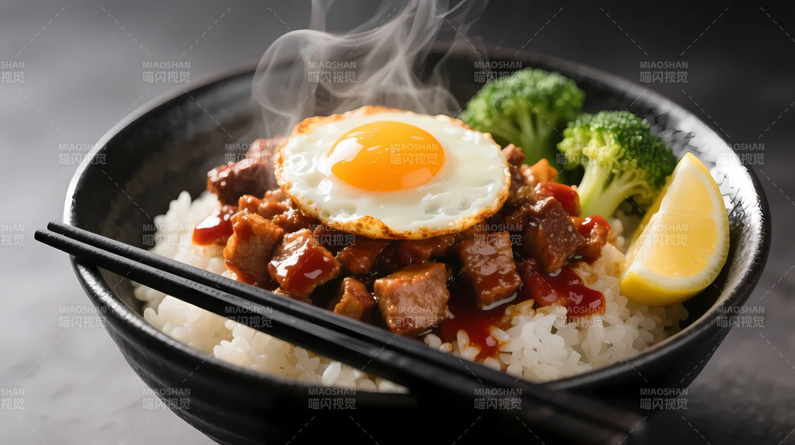 热腾腾卤肉饭配煎蛋西兰花图片