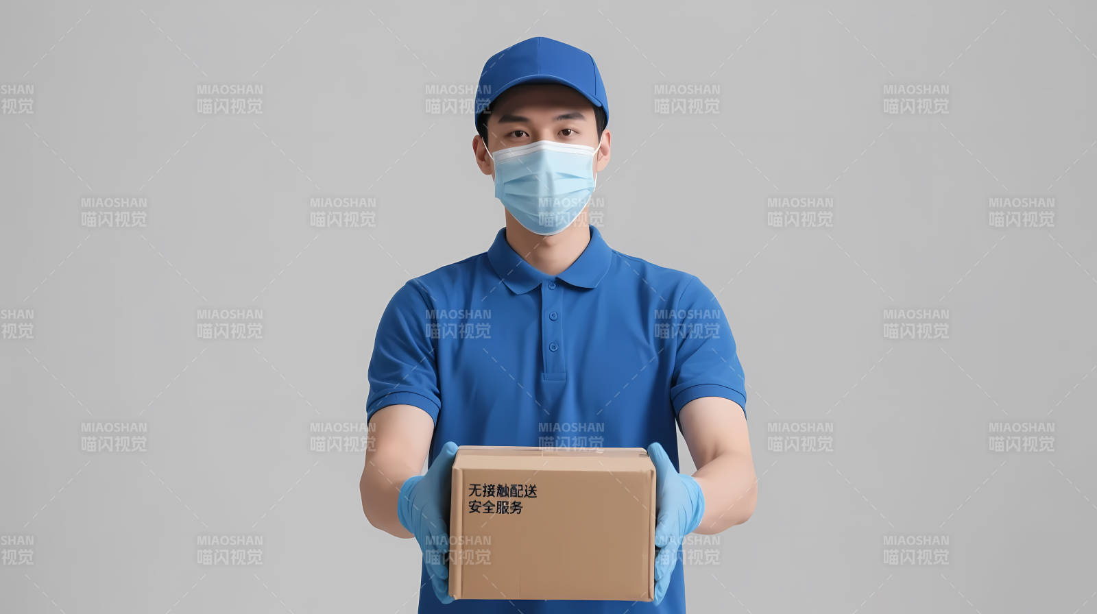快递员戴口罩递包裹图片