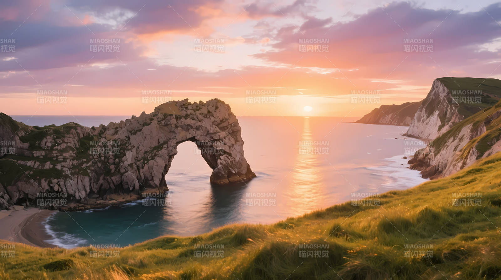 夕阳下的天然石拱门图片