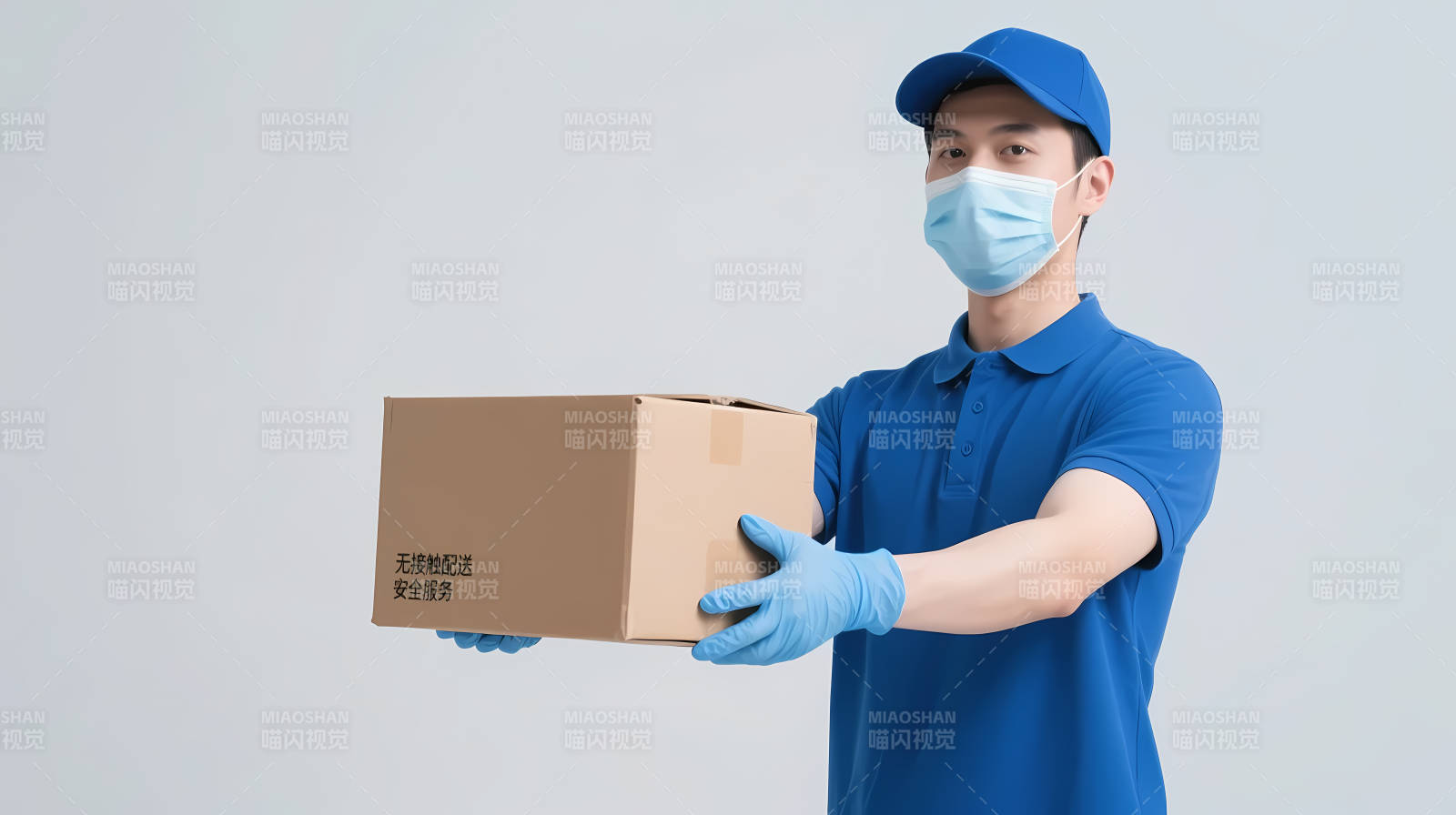 蓝衣快递员递包裹图片