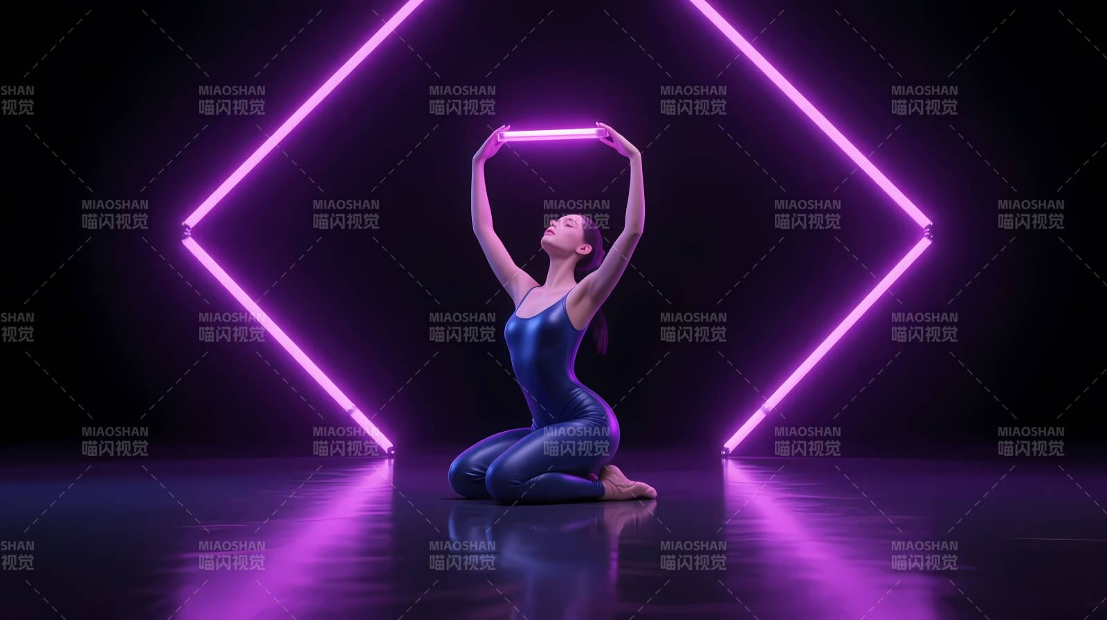 霓虹紫光中跪姿舞者图片