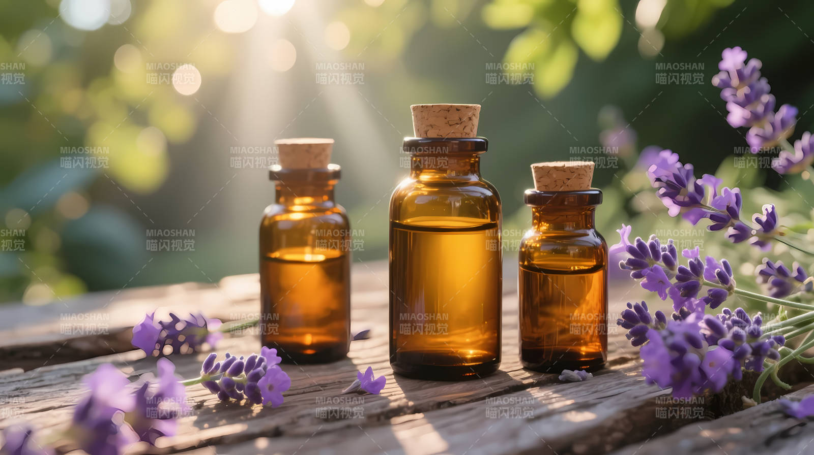 薰衣草精油 阳光下的宁静疗愈图片