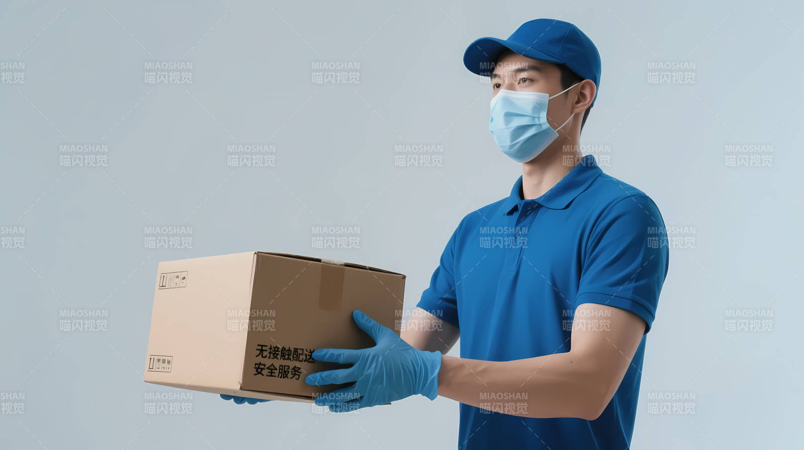 快递员戴口罩手套送包裹图片