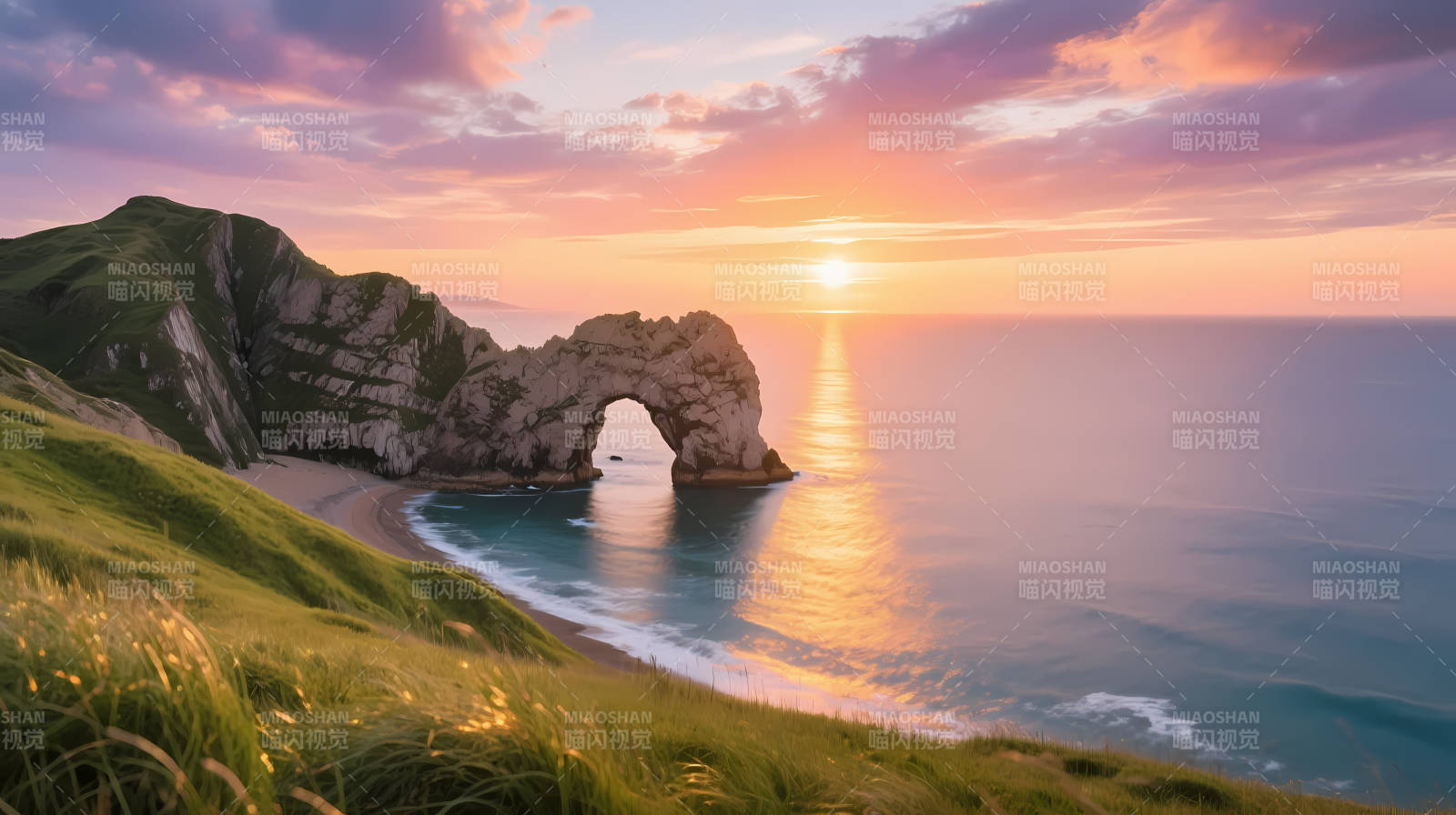 夕阳下的海岸拱门美景图片
