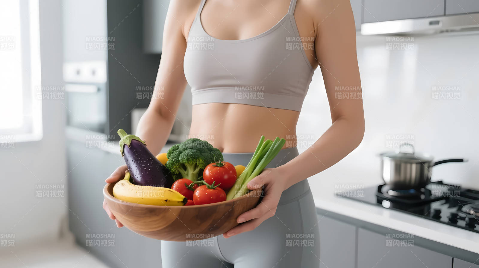 健身女性捧蔬菜碗 健康厨房生活图片
