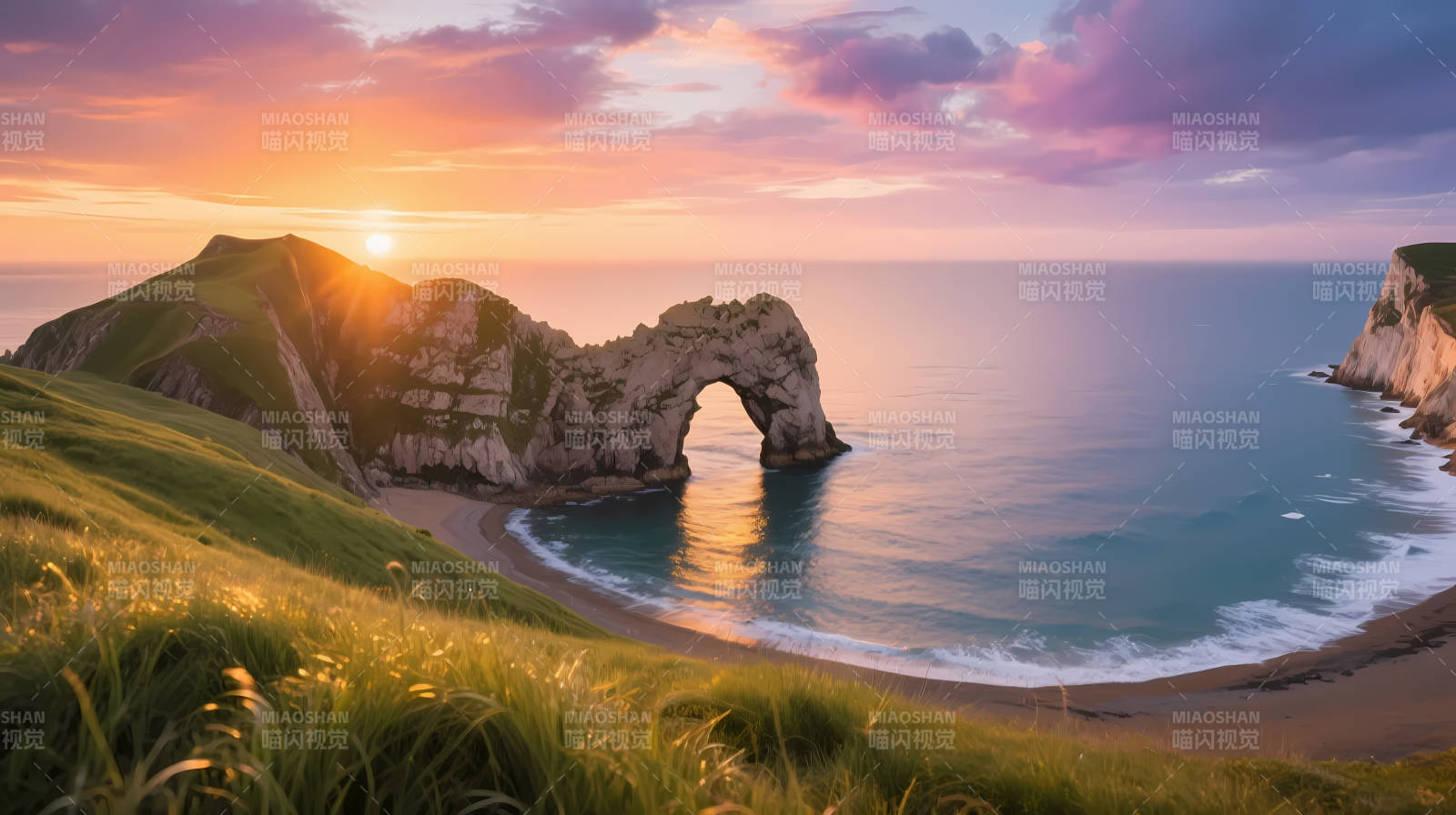 夕阳下的海岸拱门美景图片