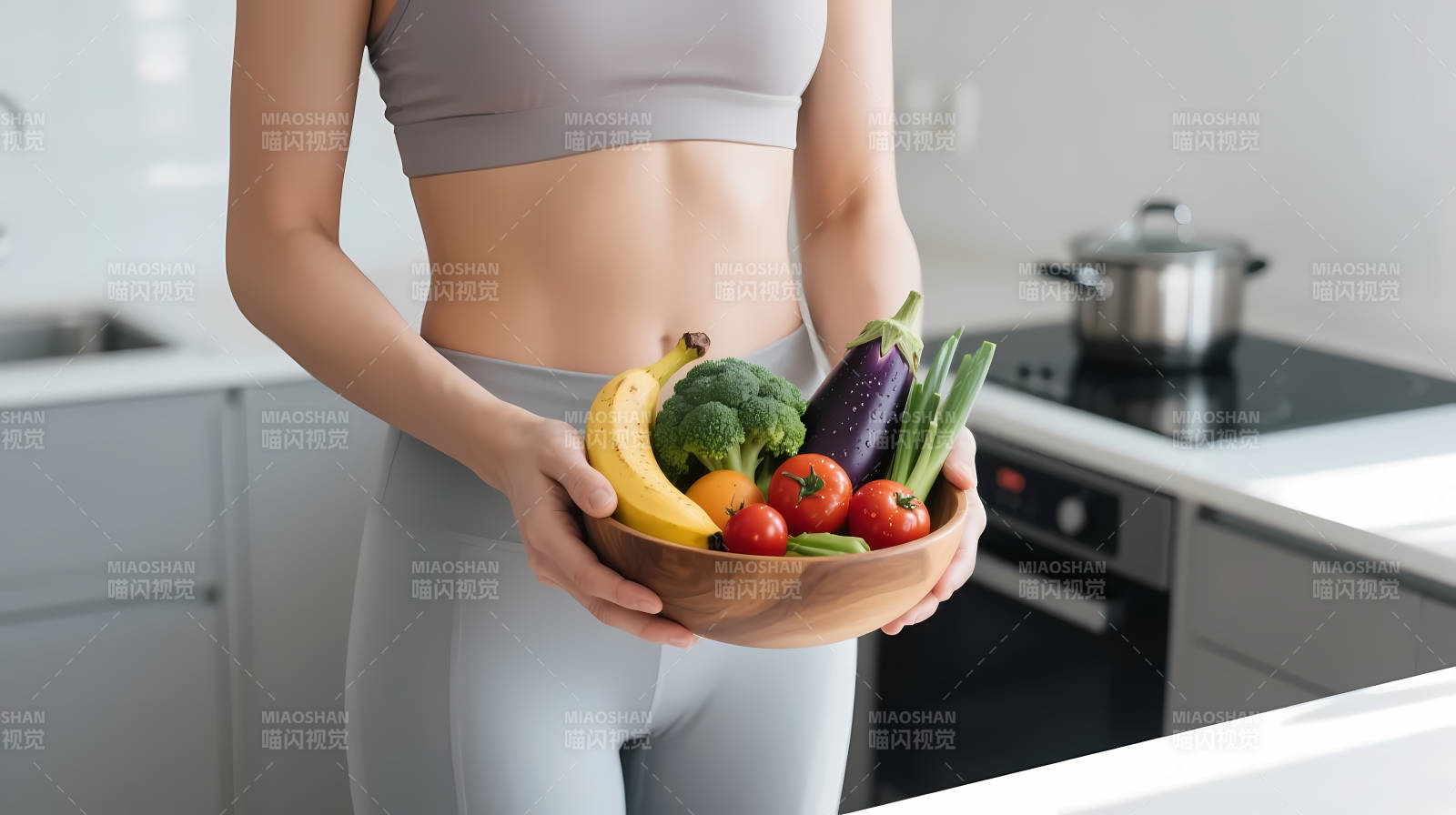 健身女持蔬果碗 健康厨房风图片