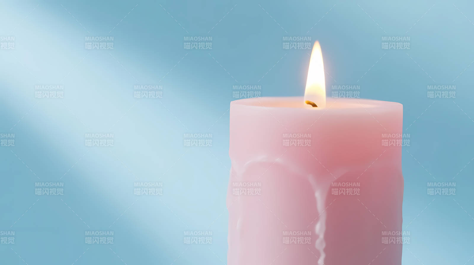 粉烛轻燃 柔光映蓝背景图片