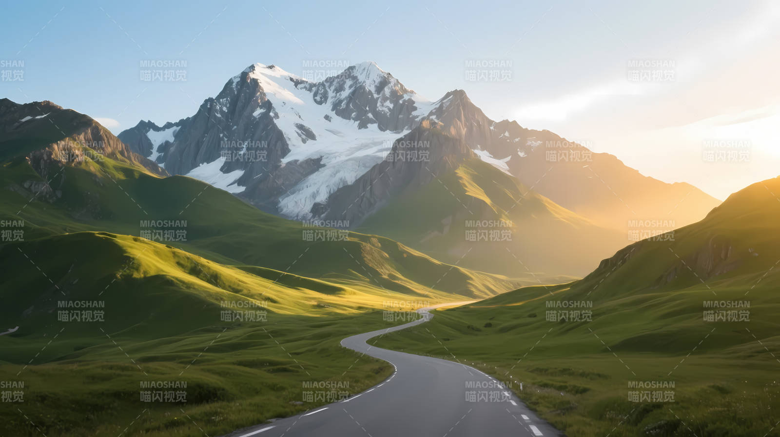 雪山绿谷 蜿蜒公路迎晨光图片