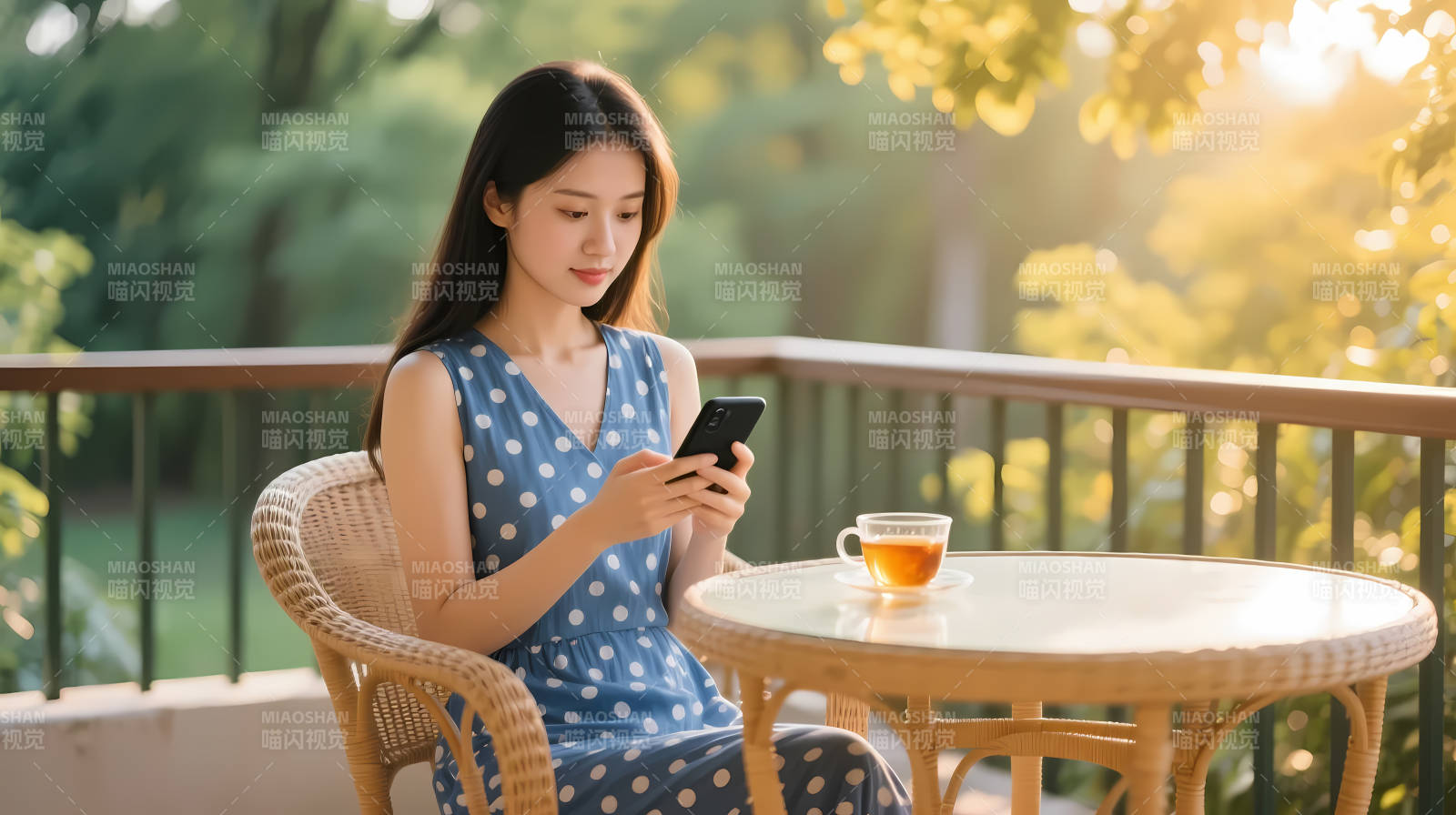 午后阳台 她静享茶香与手机时光图片