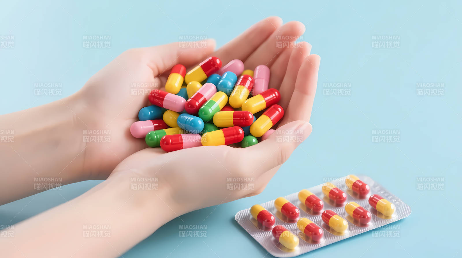 双手捧彩药 旁有泡罩板图片