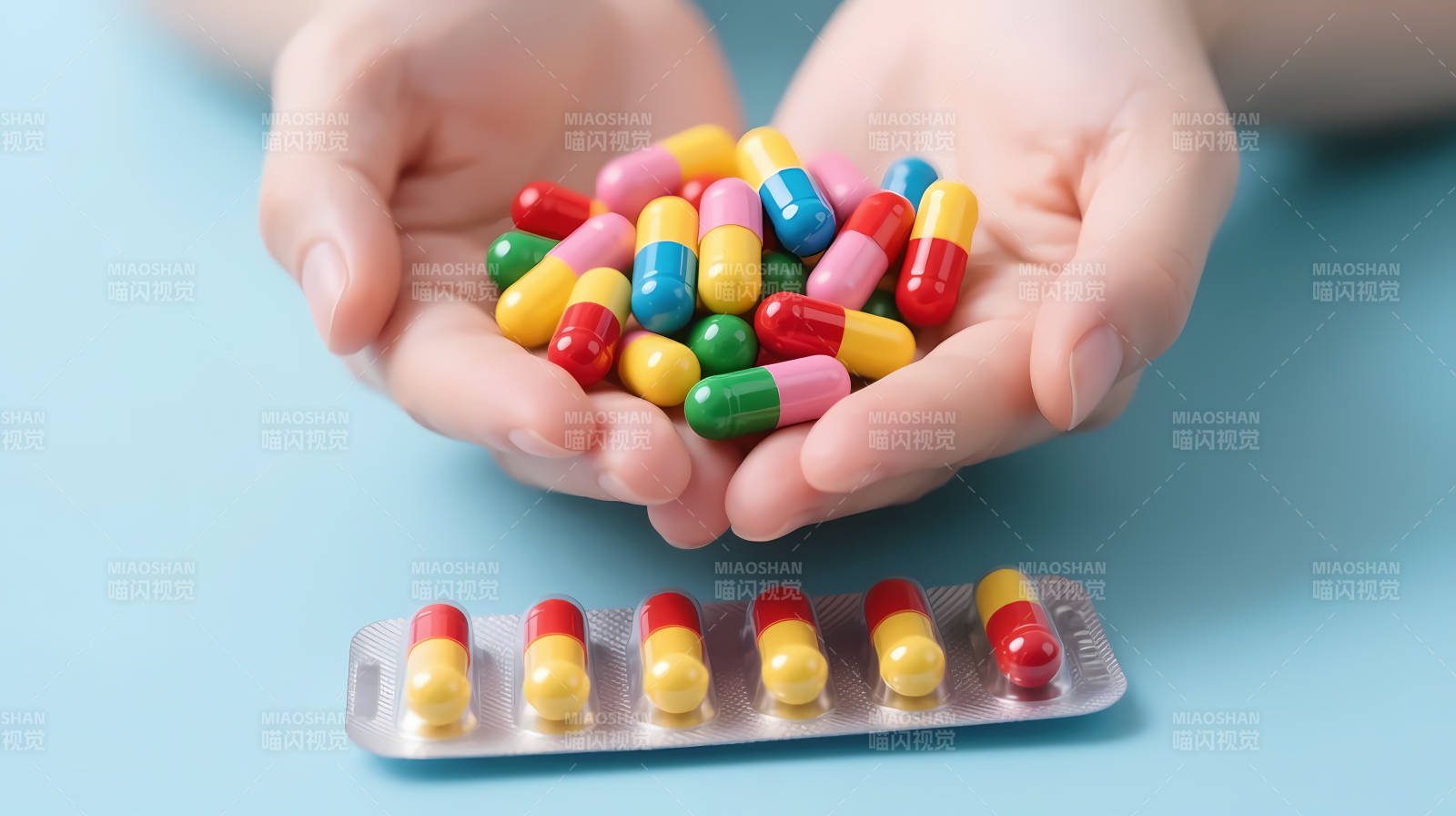 双手捧药 彩囊待服图片
