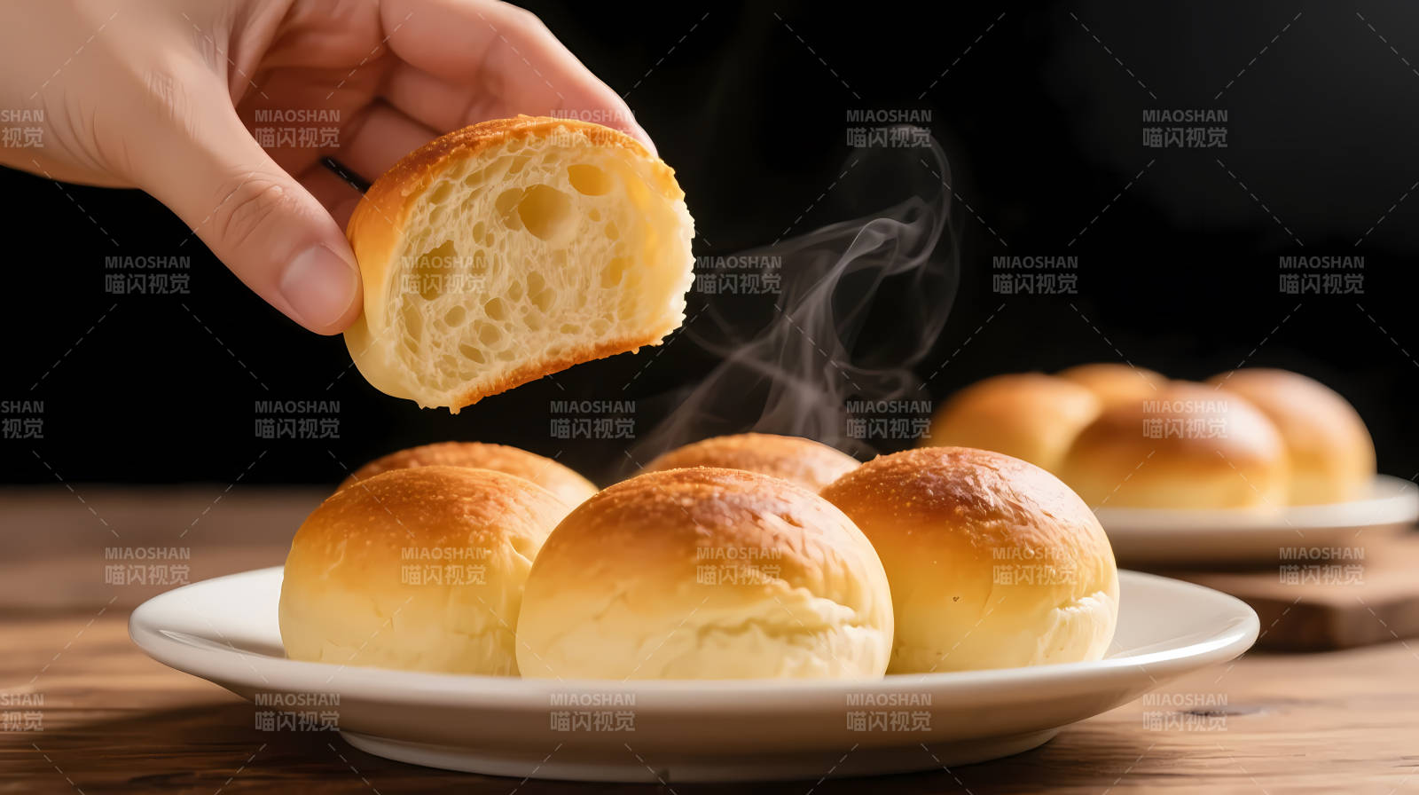 热腾腾的刚出炉小面包图片
