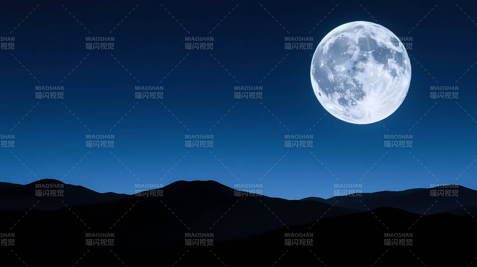 月照山峦夜静谧图片