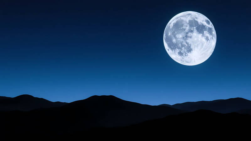 月照山峦夜静谧图片