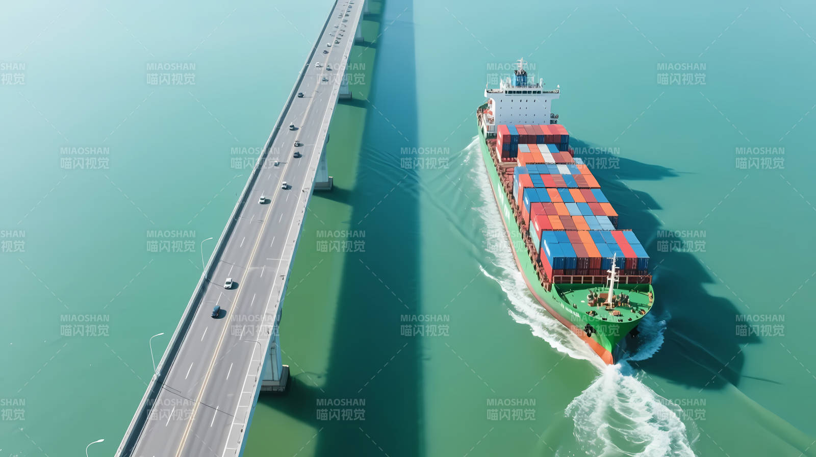 巨轮伴桥行 碧海通途阔图片
