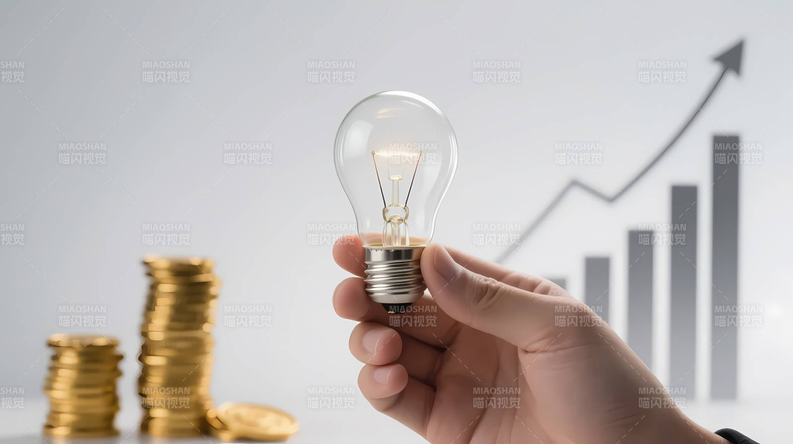 手握灯泡 财富增长图示图片