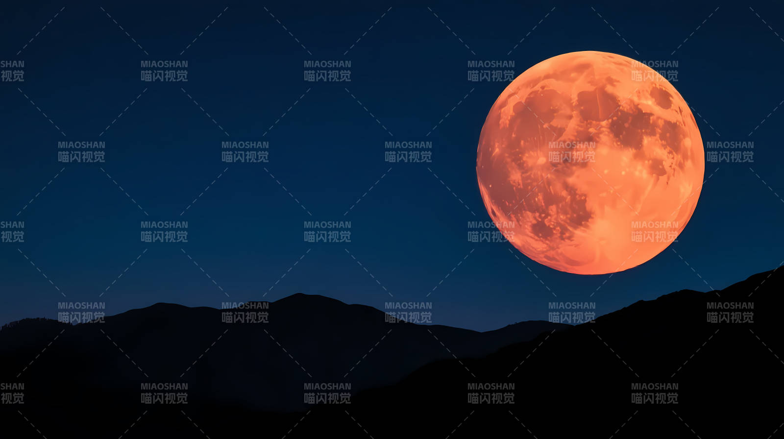 红月悬山夜 静谧如诗画图片
