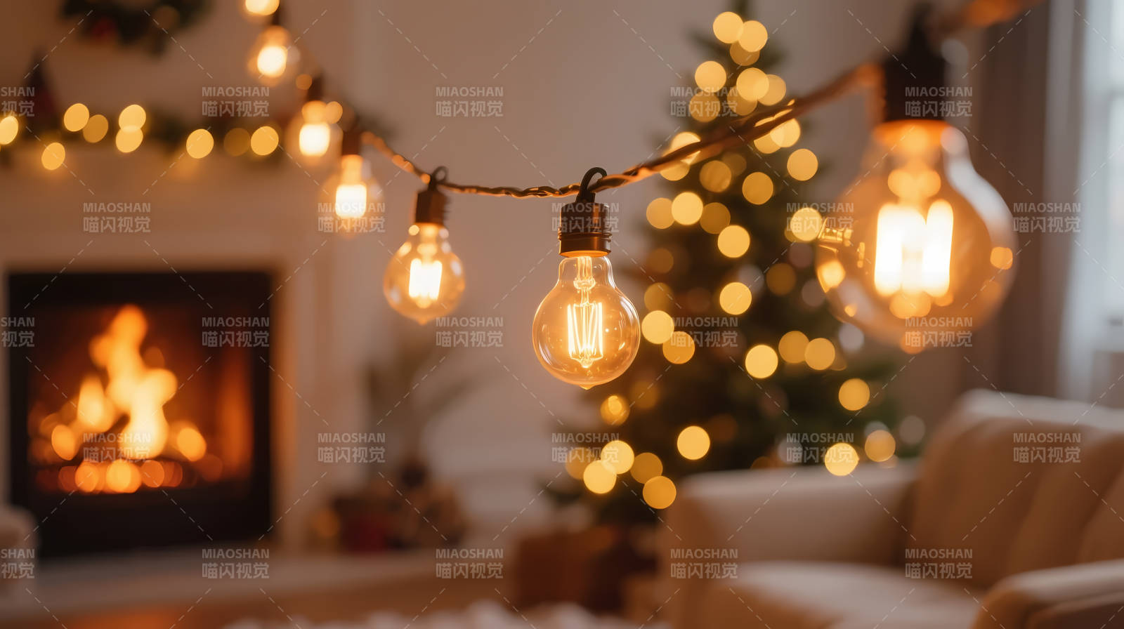 暖灯圣诞夜 壁炉映温馨图片