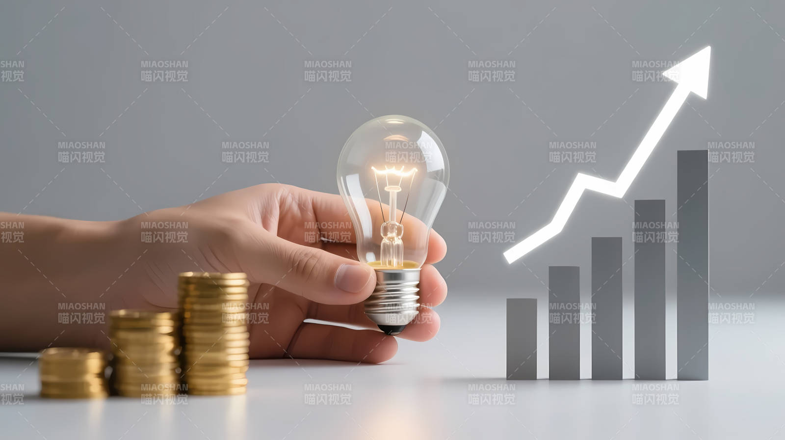 手握灯泡 财富增长图示图片