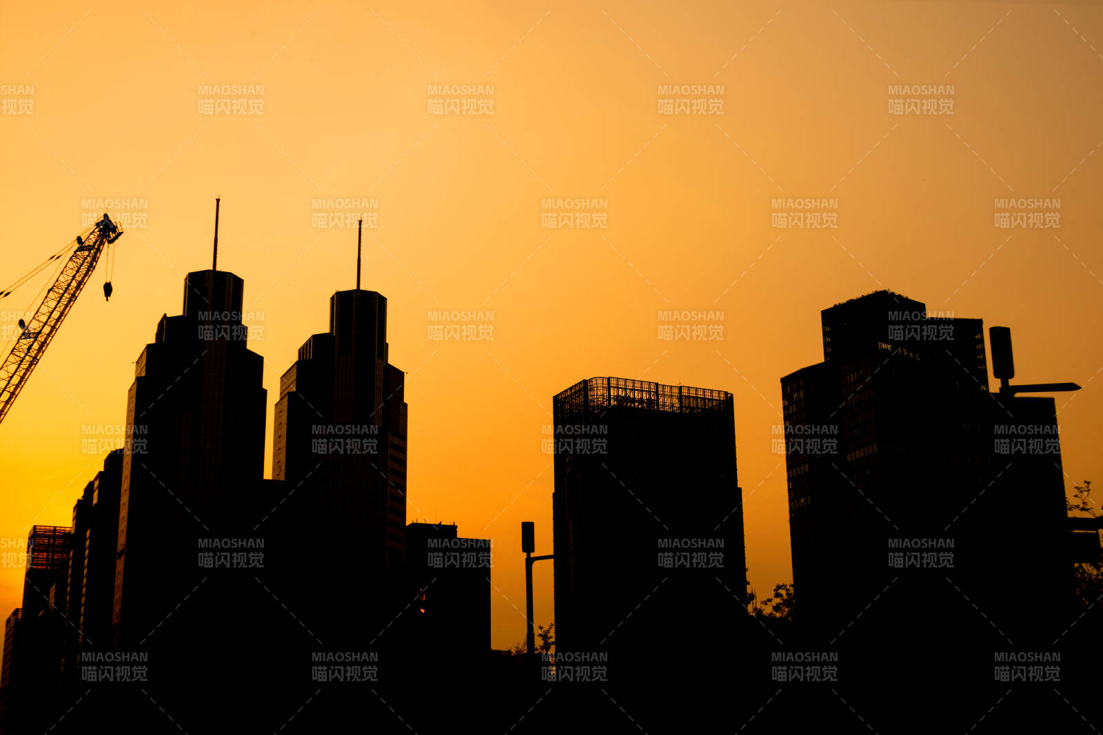 夕阳下的城市建设建筑工程剪影图片
