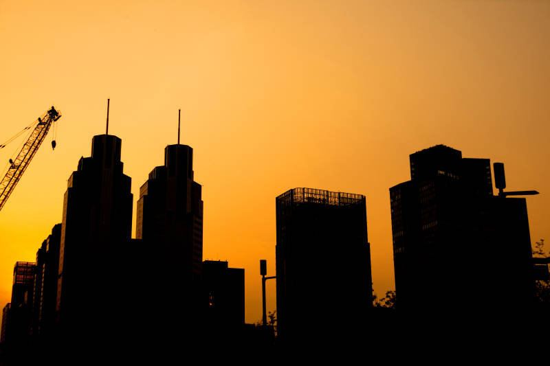 夕阳下的城市建设建筑工程剪影图片