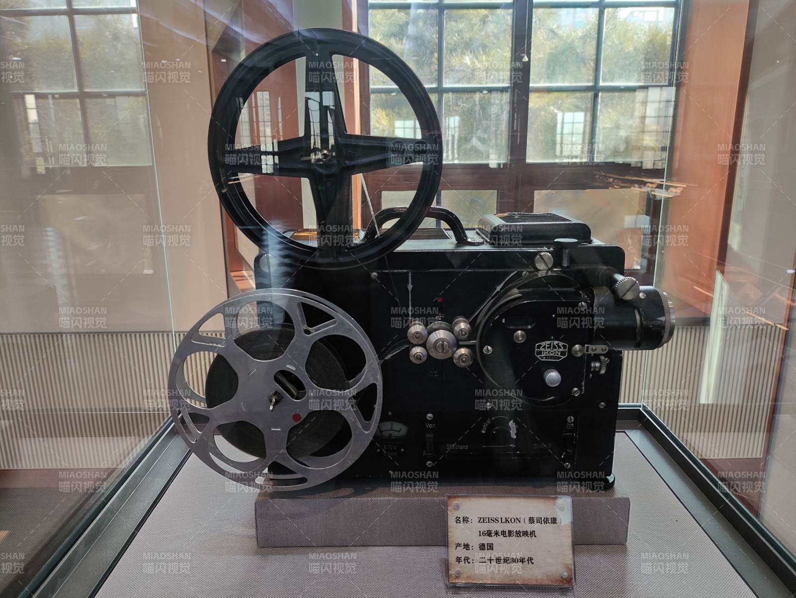 老式电影放映机展品图片