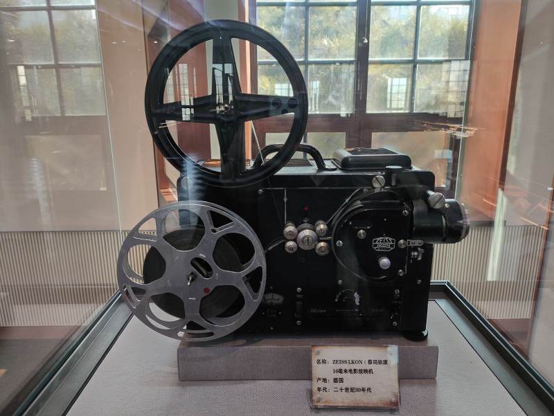 老式电影放映机展品图片