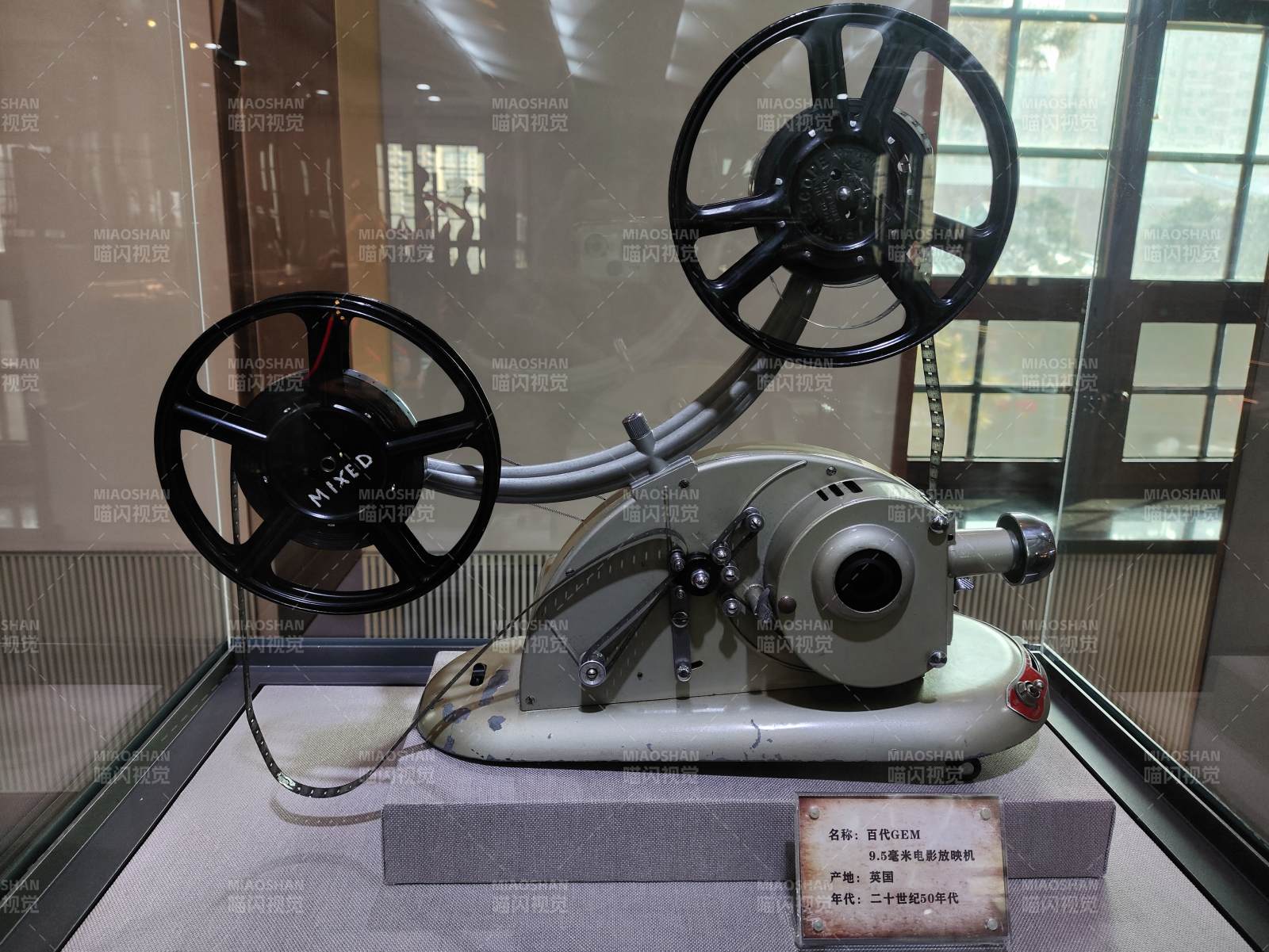 老式电影放映机展品图片