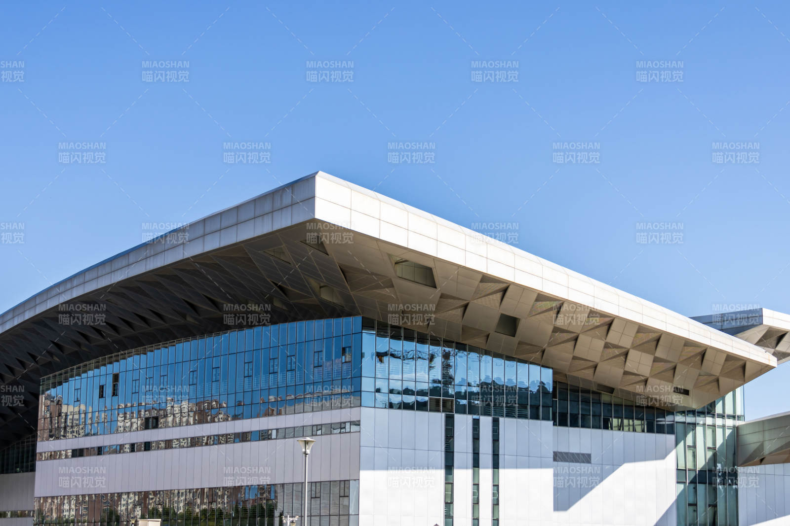 北京理工大学现代玻璃幕墙建筑外观图片