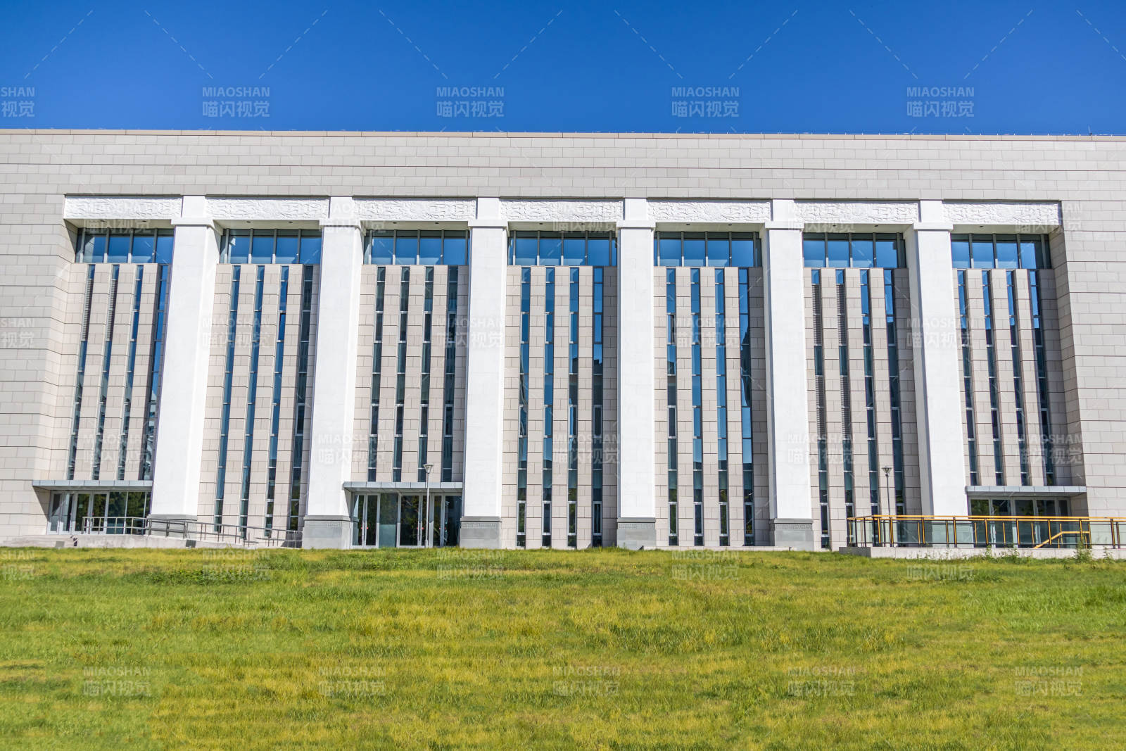 北京理工大学现代建筑前的绿草坪图片