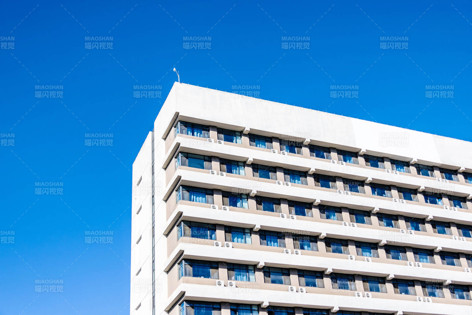 蓝天下的现代白色建筑住宅楼公寓图片
