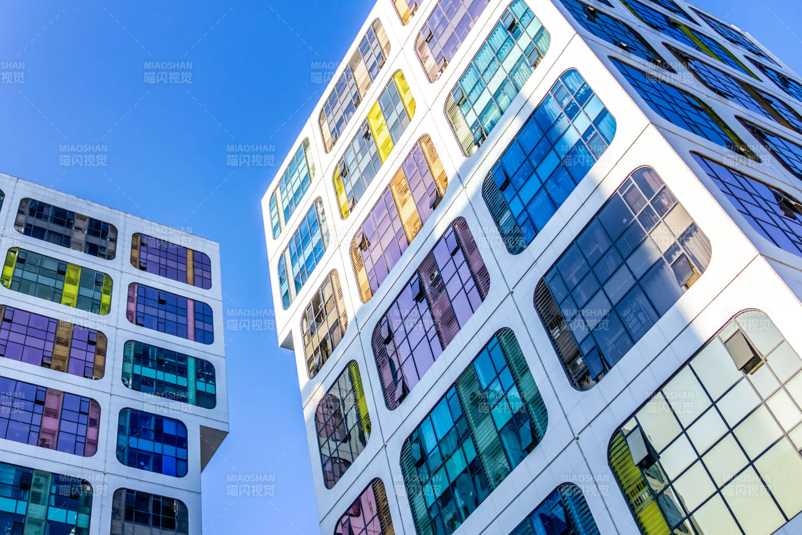 彩色玻璃幕墙现代建筑城市图片