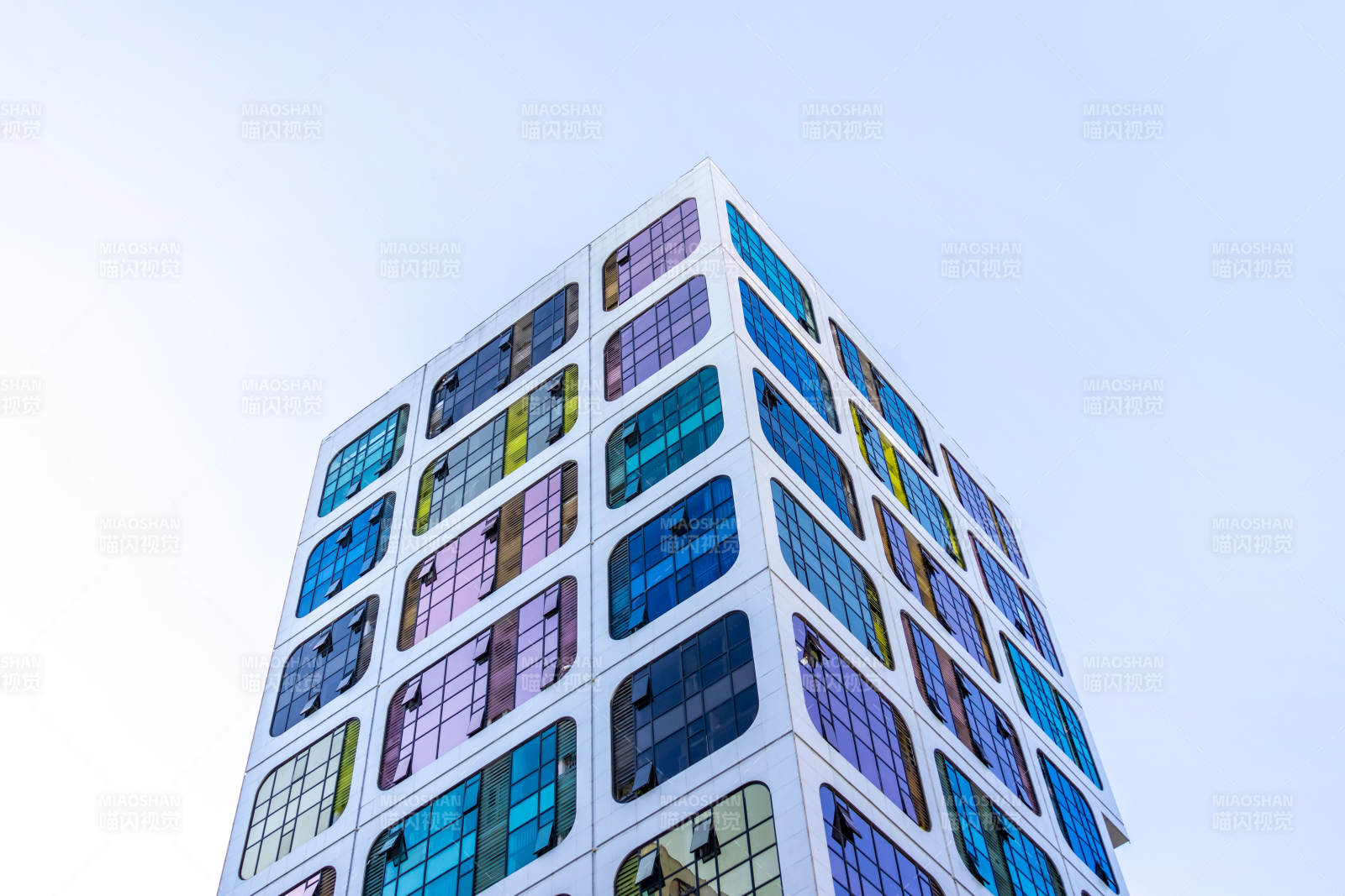 彩色玻璃魔方大厦城市现代建筑图片