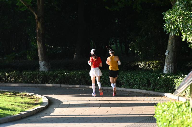 公园晨跑二人组图片