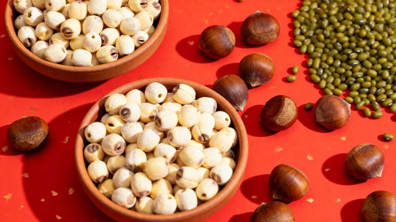 莲子板栗绿豆红底静物图图片