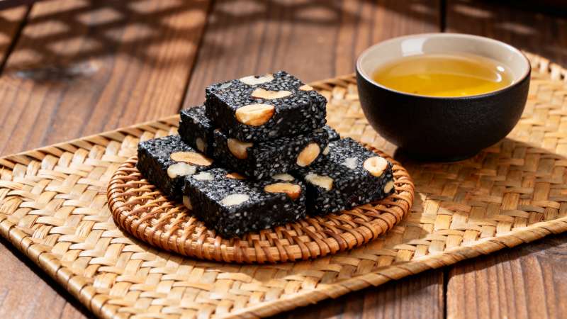 黑芝麻糕配茶 养生小点图片