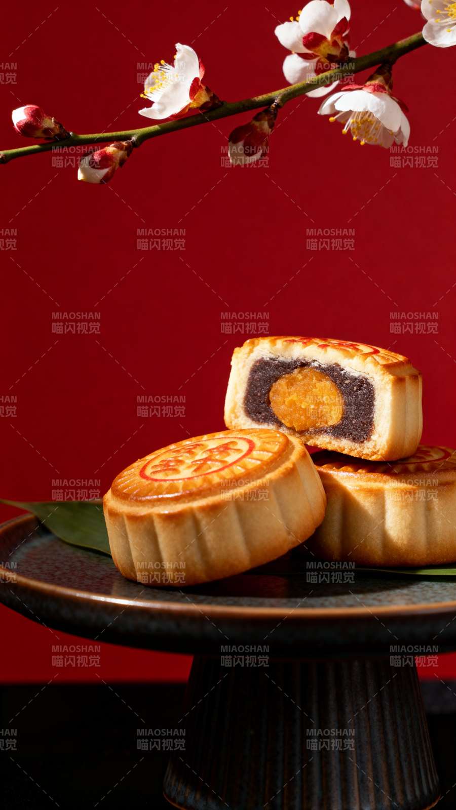 红底梅枝映月饼 中秋味浓图片