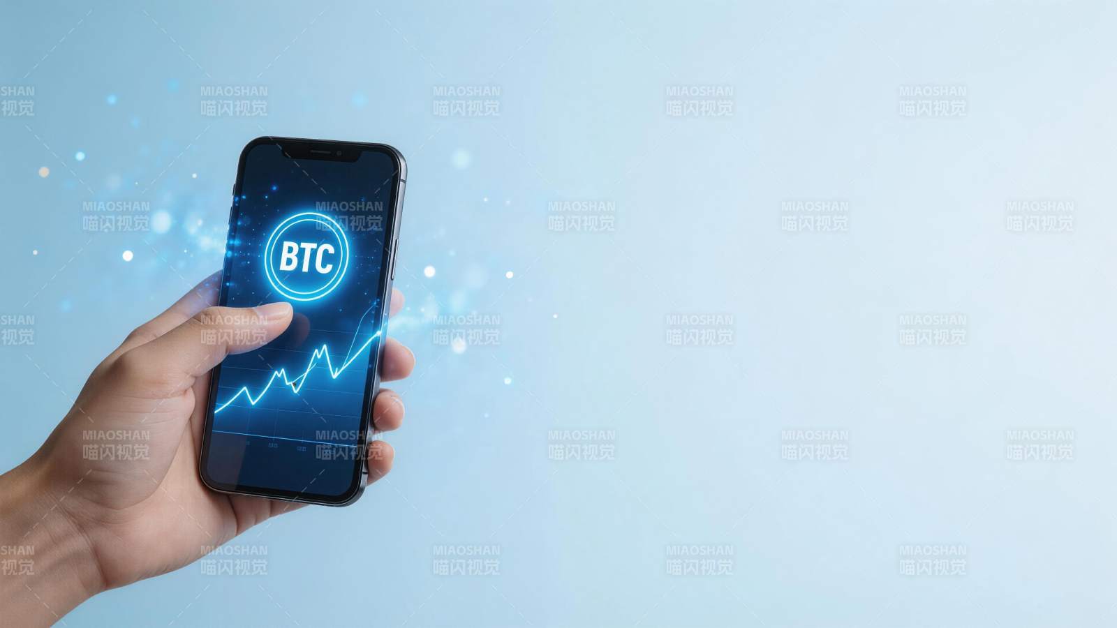 手持手机显示BTC上涨趋势图片