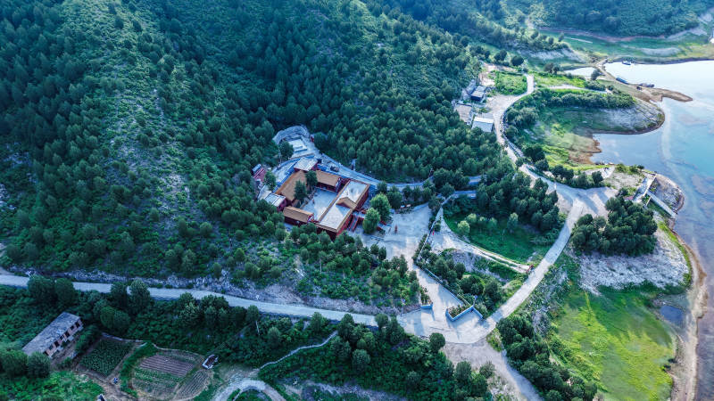 保定王快水库青山环抱慈云古寺 湖光映翠谷图片