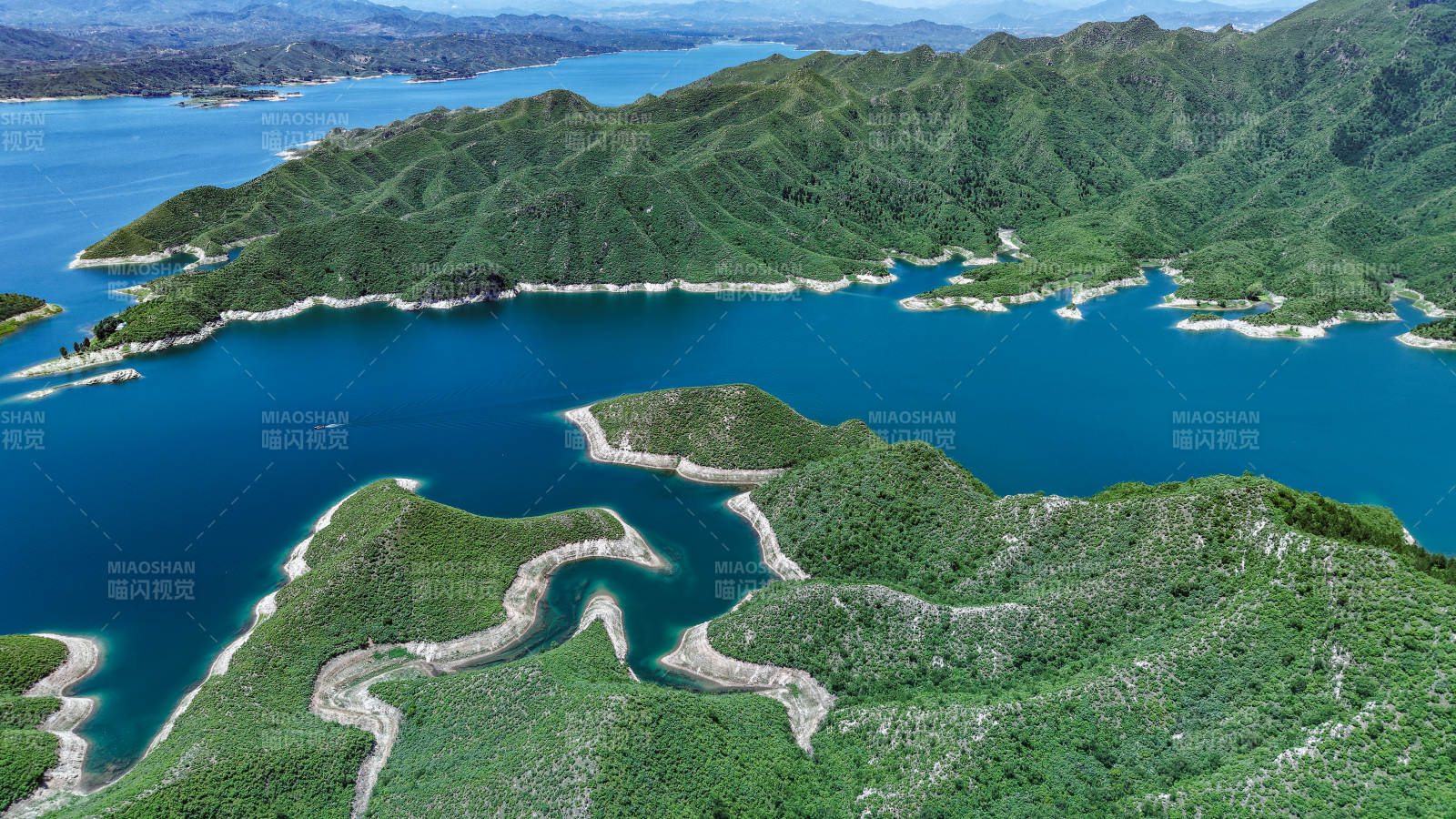 保定王快水库青山环抱碧湖 蜿蜒如画图片
