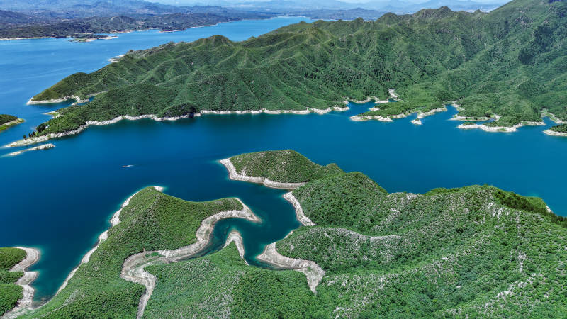 保定王快水库青山环抱碧湖 蜿蜒如画图片