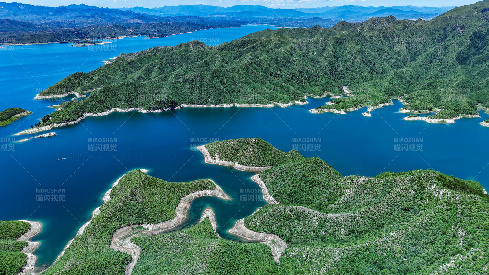 保定王快水库青山环碧水 蜿蜒如龙舞图片