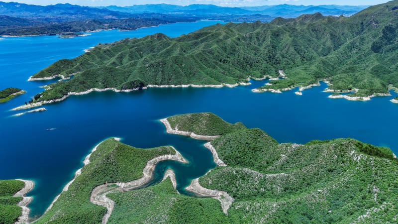 保定王快水库青山环碧水 蜿蜒如龙舞图片