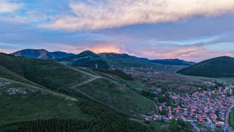 蔚县王喜洞村山谷小镇暮色风光图片