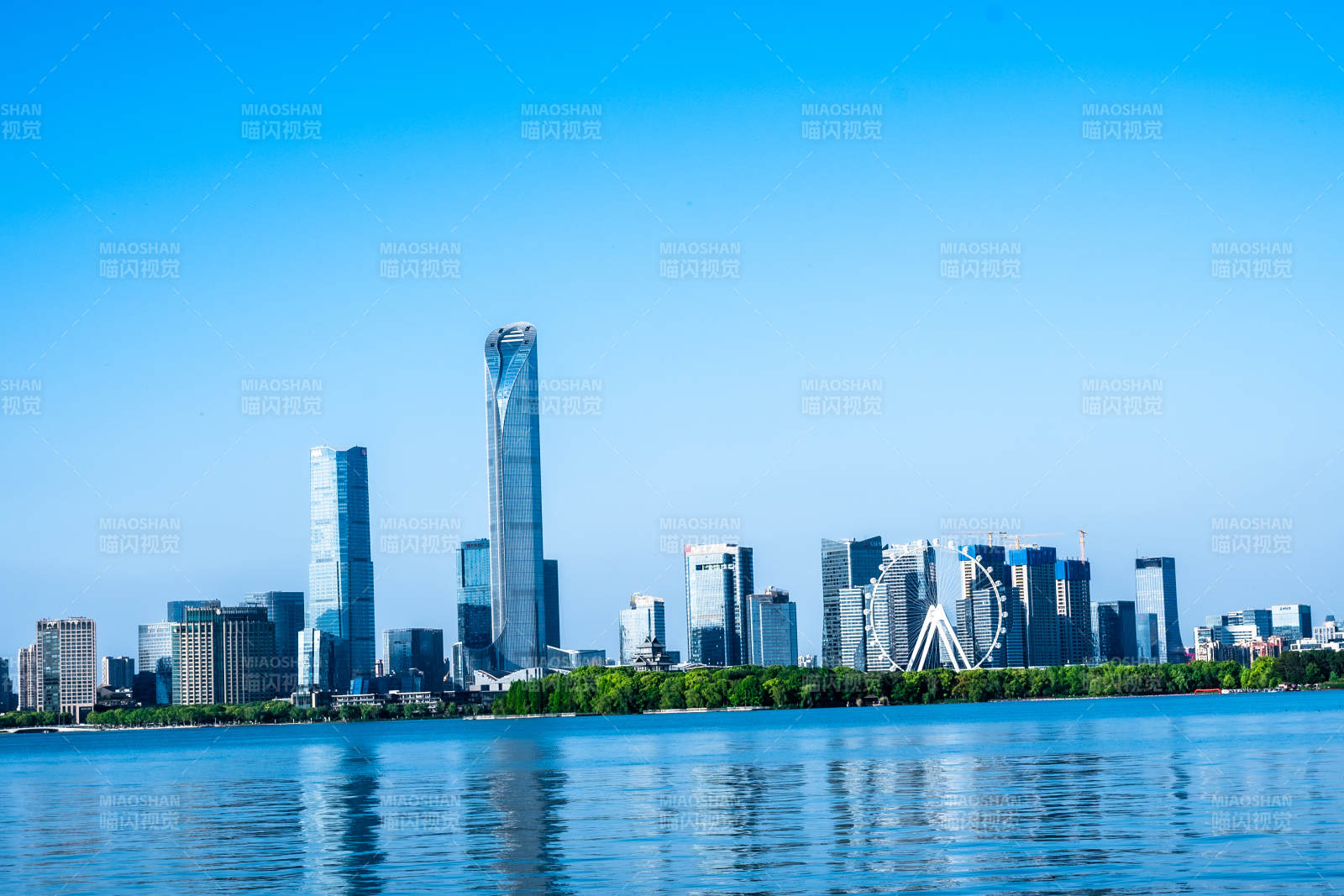 蓝天映城 湖光楼影共辉煌图片