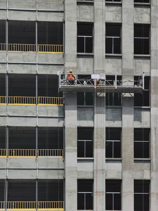 高空作业中的建筑工人图片