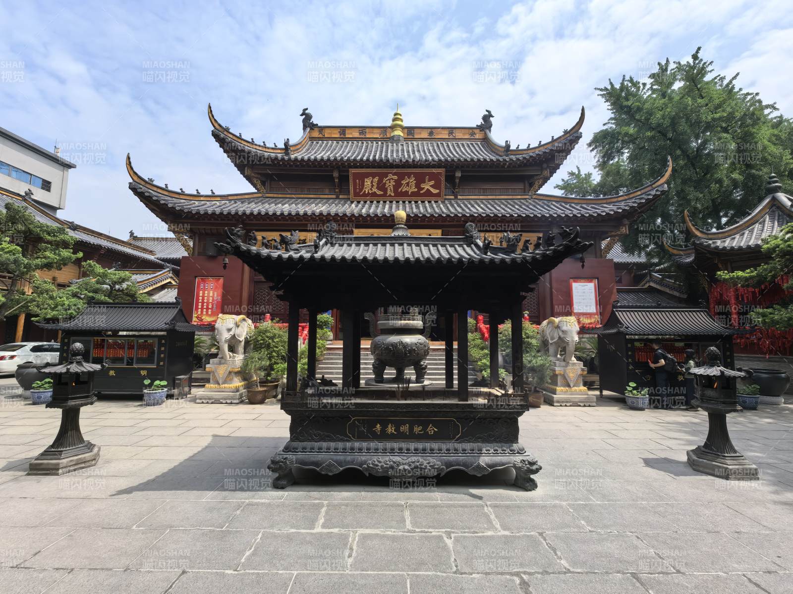 明教古寺香炉前 飞檐映蓝天图片