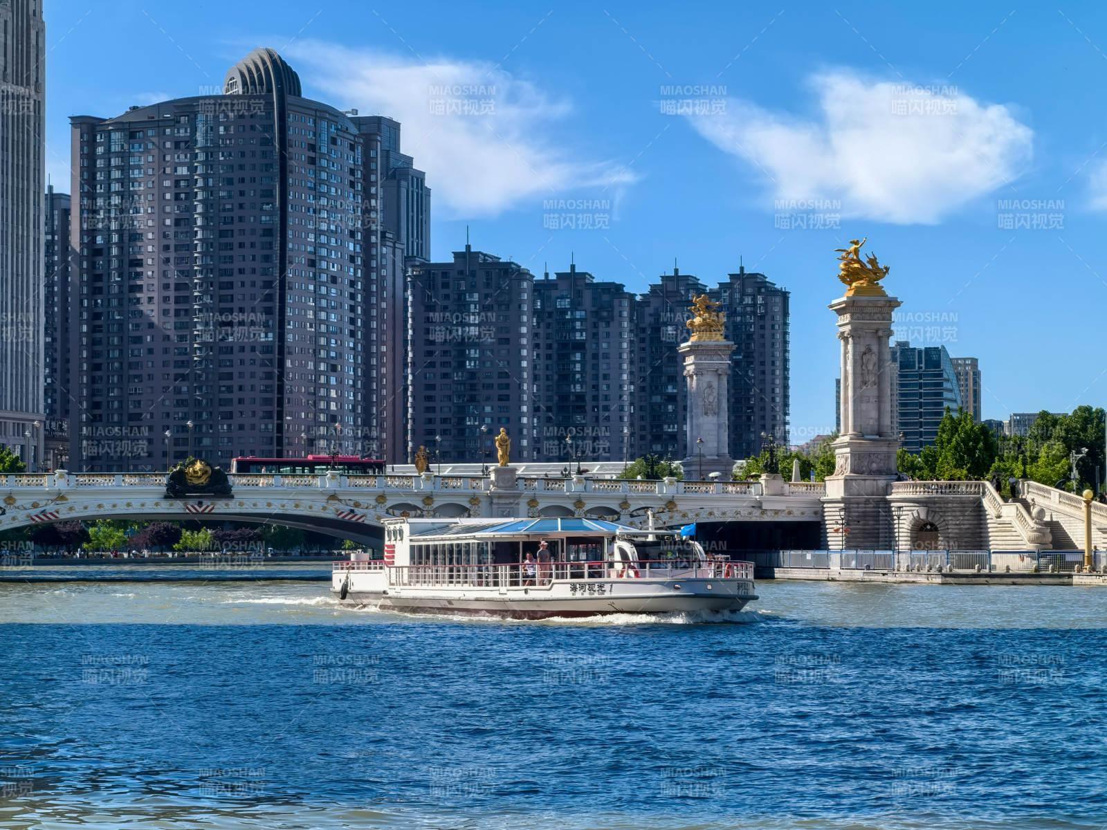 天津北安桥海河游船穿桥过 津门风光入画来图片